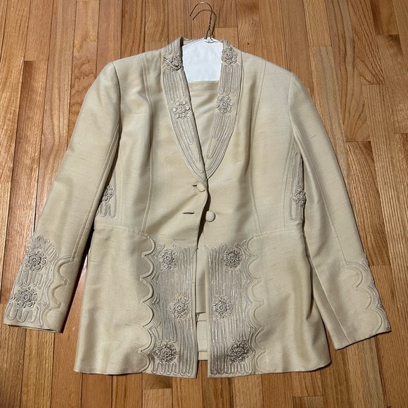 BEIGE Woman’s Jacket and Skirt Suit Set Size 6 - Picture 2 of 12